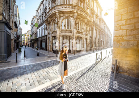 Frau in Bordeaux Stadt reisen Stockfoto