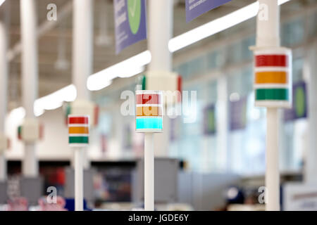 grüne Betriebsanzeige über leere SB-Kasse in einem Tesco-Supermarkt Stockfoto