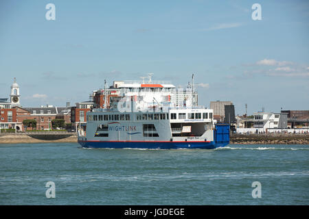 Wightlink Fähre Wight Sonne Manövrieren im Hafen von Portsmouth, Eintritt in das Terminal in der Nähe von Gunwharf. Stockfoto