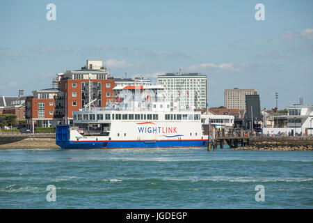 Wightlink Fähre Wight Sonne Manövrieren im Hafen von Portsmouth Spice Island gegenüber dem Terminal in der Nähe von Gunwharf vorbei. Stockfoto