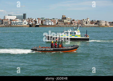 Ministerium der Verteidigung Polizei Sir Humphrey Gale auf Patrouille in Portsmouth Harbour. Überqueren den Hafen mit dem Gosport Rettungsboot. Stockfoto