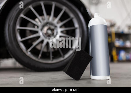 Mann-Waschen-Pkw-Reifen Stockfoto