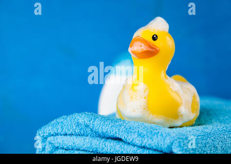 Weiche blaue Handtücher und eine Spielzeug-Ente Stockfoto