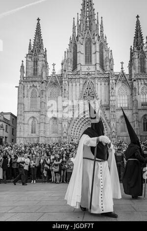 Büßer, Nazarenos, in ihren typischen Kapuzen Roben während der Feierlichkeiten der Semana Santa, die Karwoche, Prozession, Karfreitag.  Barcelona Spanien Stockfoto