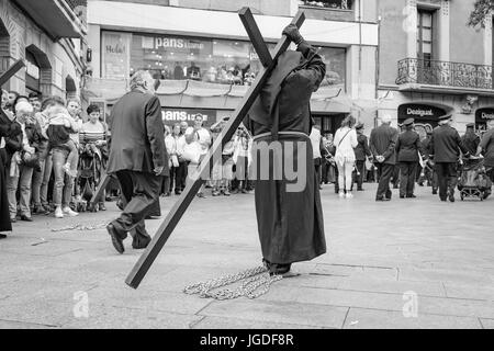 Büßer, Nazarenos, in ihren typischen Kapuzen Roben während der Feierlichkeiten der Semana Santa, die Karwoche, Prozession, Karfreitag.  Barcelona Spanien Stockfoto