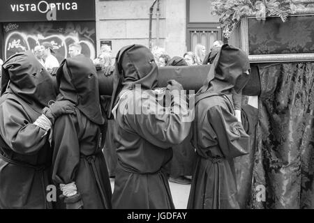 Büßer, Nazarenos, in ihren typischen Kapuzen Roben während der Feierlichkeiten der Semana Santa, die Karwoche, Prozession, Karfreitag.  Barcelona Spanien Stockfoto