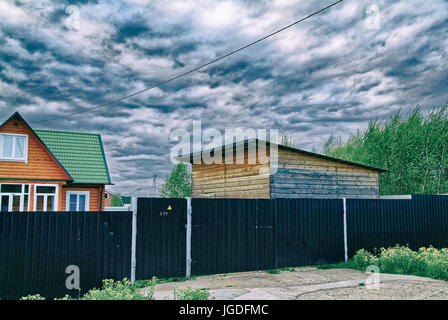 schreckliche Gewitterhimmel über ein Holzhaus, Russland Stockfoto
