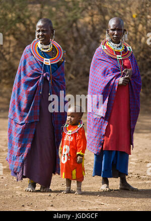 Kenia, MASAI MARA - 19. Juli 2011: Massai-Frauen stehen sich vor den Toren der Massai-Dorf. Stockfoto