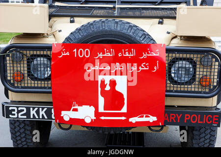 britische Armee rote Warnzeichen für den Verkehr zu bleiben zurück 100 Meter vom Militär Fahrzeug uk Stockfoto