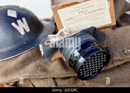 Childs Zweiter Weltkrieg Gasmaske und Luftangriff Wächter Helm ausgestellt in Nordirland Vereinigtes Königreich Stockfoto