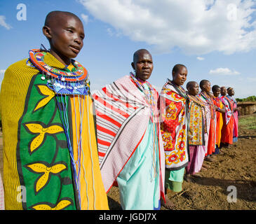 Kenia, MASAI MARA - 19. Juli 2011: Massai-Frauen zusammen singen rituelle Lieder in traditioneller Tracht. Stockfoto