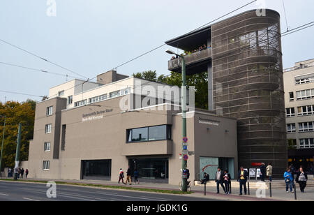 Das Dokumentationszentrum der Gedenkstätte Berliner Mauer hält Artefakte und sagt, dass die Geschichten des Lebens durch die Stasi Polizei absondern. Stockfoto