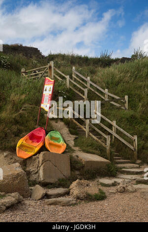 Bunte Boote und krummen Stein Schritte mit hölzernen Geländer Jurrasic Küste nach unten führenden Strand Eype Symmondsbury, in der Nähe von Bridport, Dorset, Großbritannien Stockfoto