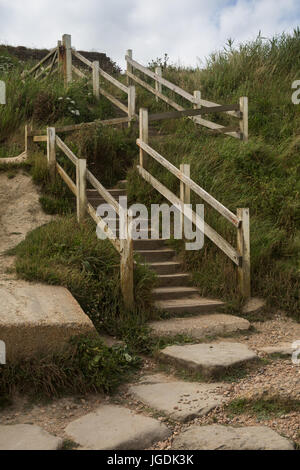 Krumme Stein Fußgängerzone Schritte mit hölzernen Geländer Jurrasic Küste nach unten führenden Strand Eype Symmondsbury, in der Nähe von Bridport, Dorset, Großbritannien Stockfoto