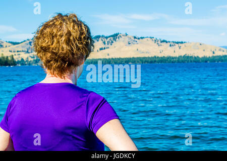 mittlere gealterte Frau von hinten betrachten Flathead Lake in Montana Stockfoto