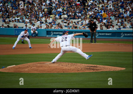 Dodger Askrug Clayton Kershaw pitching im Dodger Stadium in Los Angeles, CA Stockfoto