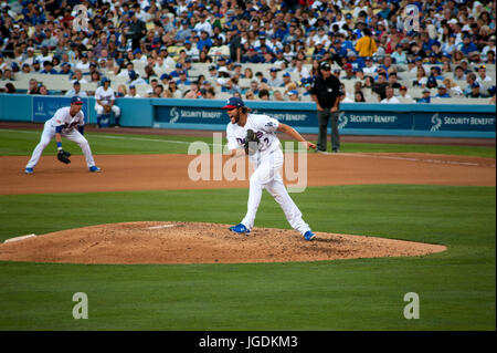 Dodger Askrug Clayton Kershaw reagiert dramatisch nach Streichung einer gegnerischen Teig während pitching im Dodger Stadium in Los Angeles, CA Stockfoto