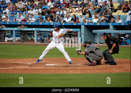 Dodger Sterne Krug Clayton Kershaw ist auch ein guter Hitter zu bat in einem Spiel im Dodger Stadium in Los Angeles, CA Stockfoto