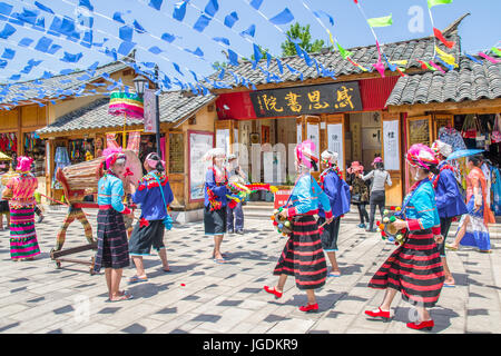 Kunming, China - April 9,2017: malerische Aussicht auf die traditionelle Aufführung von lokalen in Yunnan nationalitäten Dorf, das in Kunming, China Stockfoto