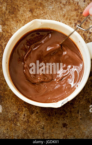 Schoko-Füllung für Schokolade Torte in Topf Stockfoto