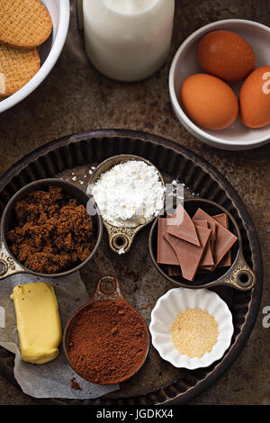 Schokolade Kuchen Backzutaten - Eiern, Kekse, Schokolade, Maismehl, Schokolade, Kakao, butter Stockfoto