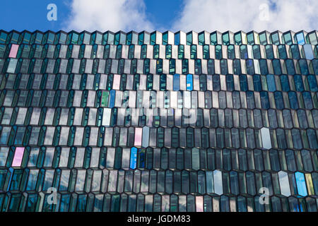 Die äußere Fassade der Harpa Concert Hall in Reykjavik. Stockfoto