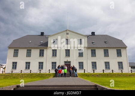 Tour Gruppe auf den Stufen des Junior College in Reykjavik. Stockfoto