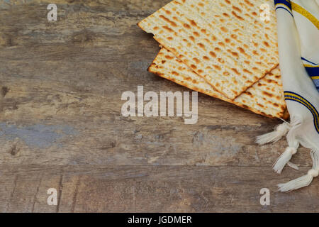 Draufsicht des Pessach-Festes Hintergrund. Matzoh jüdischer Feiertag Brot und traditionelle Sedder Platte Stockfoto