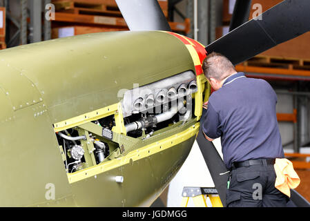 North American P - 51D Mustang Zweiter Weltkrieg Kämpfer "Frenesi". Ingenieur oder Mechaniker arbeiten am Motor Stockfoto