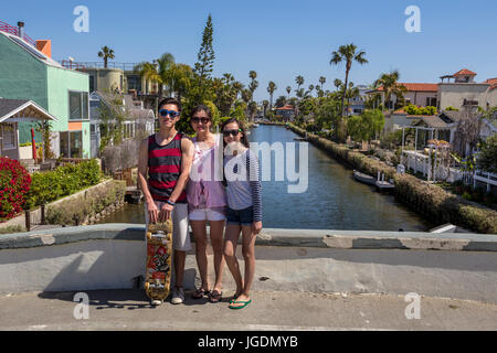 Menschen, Touristen, Besucher, Besuch, Kanal, Kanäle von Venedig, Venedig Canal Historic District, Venice, Los Angeles, Kalifornien, USA Stockfoto