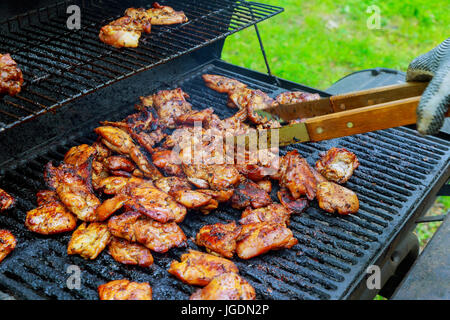 Huhn Schaschlik saftige Scheiben von Fleisch mit Soße vorbereiten auf Feuer Stockfoto