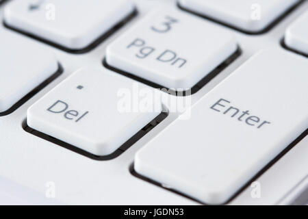 Nahaufnahme eines weißen, grauen Laptop Tastatur. Fokussierung auf Key eingeben, Taste Entf Stockfoto