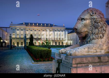 Präsidentenpalast in der Nacht, Warschau, Polen Stockfoto