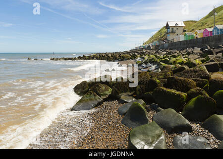 Öffentliche Toilettenblock unter Strandhütten mit Blick auf Sheringham Beach, Norfolk, Großbritannien umgewandelt. ungespitzten Stockfoto