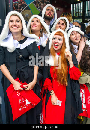 Edinburgh University Studenten Schutz vor dem Regen nach einer Abschlussfeier in der McEwan Hall, Edinburgh. Stockfoto