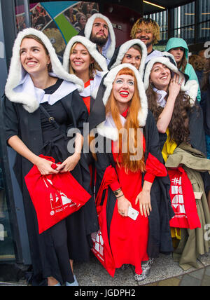 Edinburgh University Studenten Schutz vor dem Regen nach einer Abschlussfeier in der McEwan Hall, Edinburgh. Stockfoto