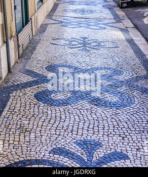 Die typischen Fliesen Bürgersteige in Lissabon - Lissabon - PORTUGAL-2017 Stockfoto