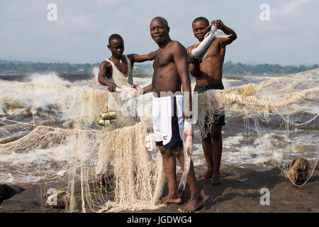 Republik Kongo, Vorort von BRAZZAVILLE - 9. Mai 2007: Fischer mit Fischen in der Nähe von Brazzaville. Die Stromschnellen des Kongo-Flusses. Stockfoto