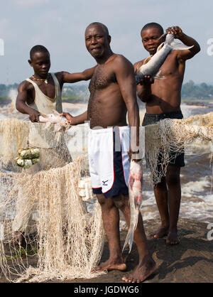 Republik Kongo, Vorort von BRAZZAVILLE - 9. Mai 2007: Fischer mit Fischen in der Nähe von Brazzaville. Die Stromschnellen des Kongo-Flusses. Stockfoto