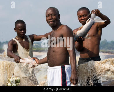 Republik Kongo, Vorort von BRAZZAVILLE - 9. Mai 2007: Fischer mit Fischen in der Nähe von Brazzaville. Die Stromschnellen des Kongo-Flusses. Stockfoto