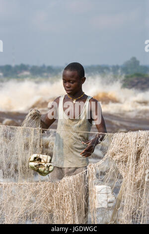 Republik Kongo, Vorort von BRAZZAVILLE - 9. Mai 2007: Junge Männer fangen Fische am Ufer des Flusses Kongo. Stockfoto