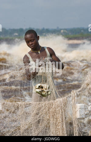 Republik Kongo, Vorort von BRAZZAVILLE - 9. Mai 2007: Junge Männer fangen Fische am Ufer des Flusses Kongo. Stockfoto