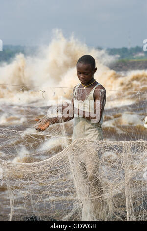 Republik Kongo, Vorort von BRAZZAVILLE - 9. Mai 2007: Junge Männer fangen Fische am Ufer des Flusses Kongo. Stockfoto