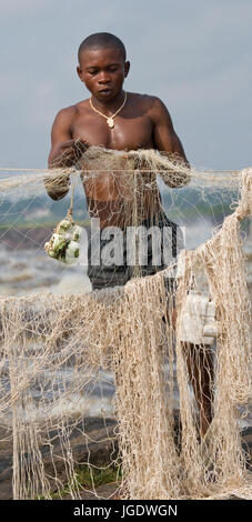 Republik Kongo, Vorort von BRAZZAVILLE - 9. Mai 2007: Junge Männer fangen Fische am Ufer des Flusses Kongo. Stockfoto