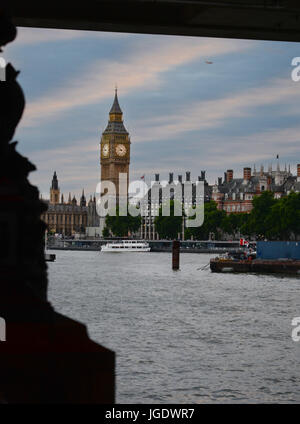 Big Ben und den Houses of Parliament von South Bank Stockfoto
