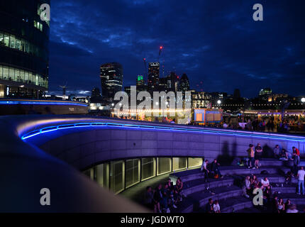 Die City of London mit modernen architektonischen Gebäuden wie der Cheesegrater (Leadenhall Gebäude), Walkie Talkie Gebäude und die Gurke Stockfoto