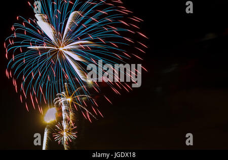 Feier Feuerwerk über dem Nachthimmel, Textfreiraum. Buntes Feuerwerk feiern. Silvester Urlaub Gruß. 4 Juli, 4. Juli, Unabhängigkeitstag b Stockfoto