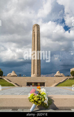 Vertikale Foto des Liberty Memorial in Kansas City, MO mit einem Blumenstrauß und einem USA flag im Vordergrund, alle Logos und Menschen herausgeschnitten Stockfoto