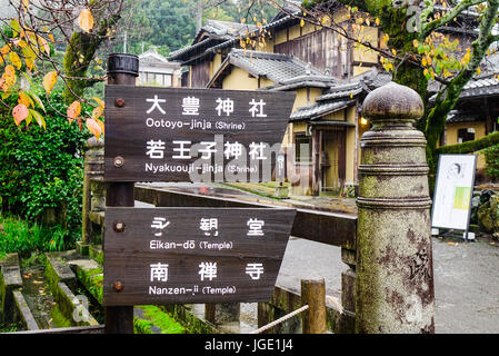 Kyoto, Japan - 27. November 2016. Melden Sie an Board der Tempel am Philosophenweg in Kyoto, Japan. Stockfoto