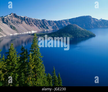 USA, Oregon, Crater Lake Nationalpark, Westrand des Crater Lake mit Hillman Peak (links) und Llao Rock (rechts) mit Blick auf Wizard Island. Stockfoto